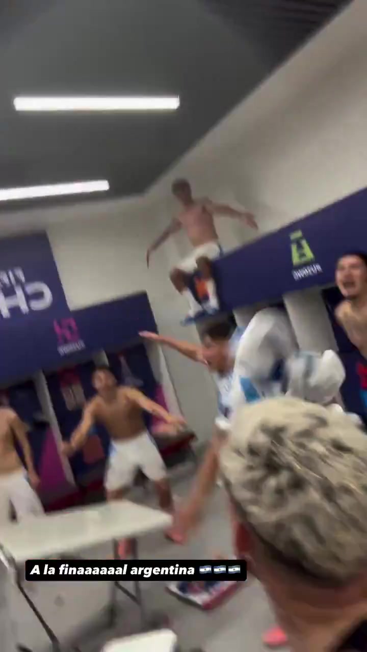 狂歡！阿根廷U20進(jìn)入世青賽決賽，球員們在更衣室瘋狂慶祝